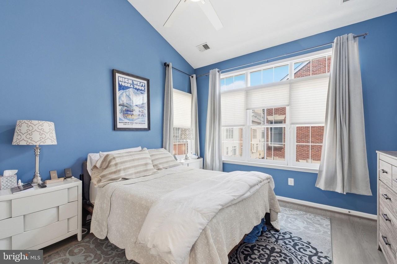 1329 N Barton St - Photo 5 of 19