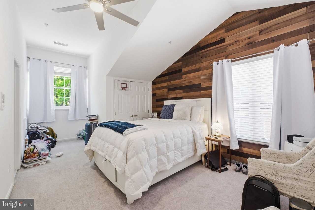 1329 N Barton St - Photo 7 of 19