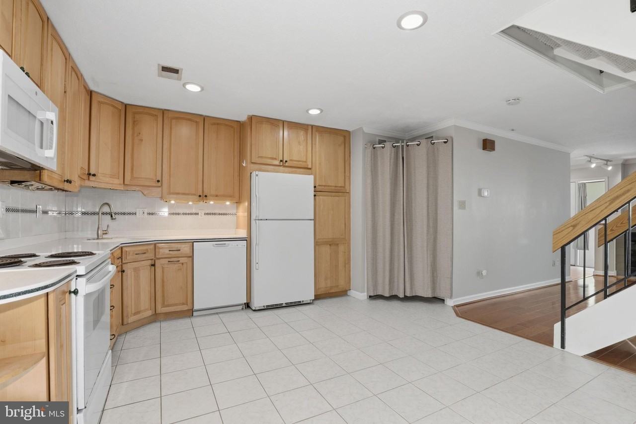 2369 Southgate Sq - Photo 3 of 33