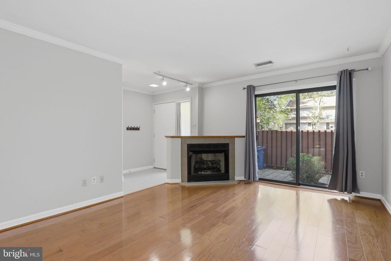 2369 Southgate Sq - Photo 5 of 33