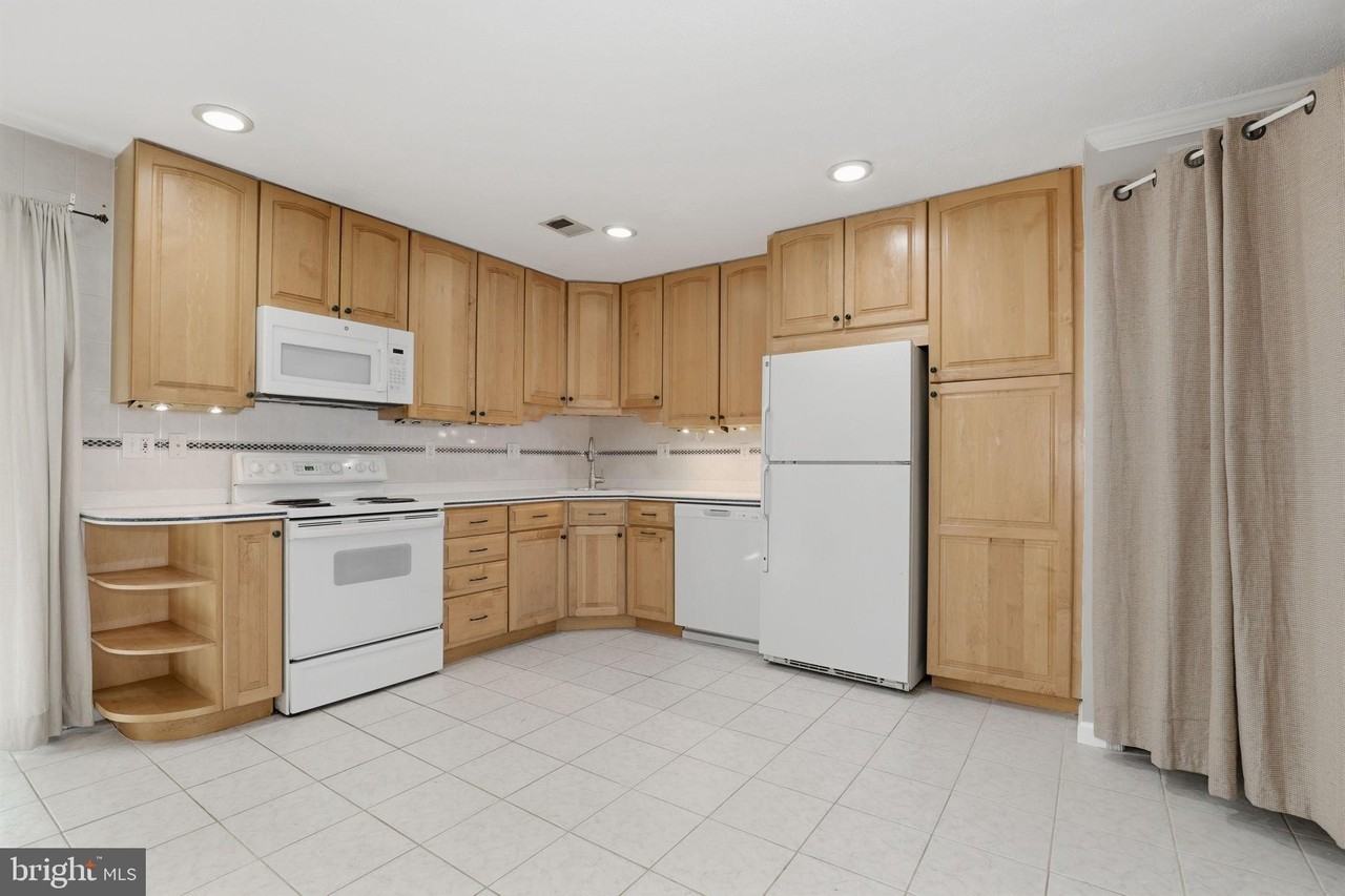 2369 Southgate Sq - Photo 7 of 33