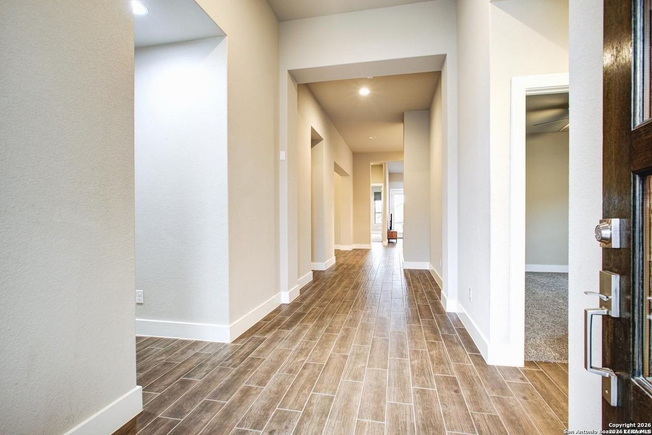 1038 Cadogan Squire - Photo 5 of 36