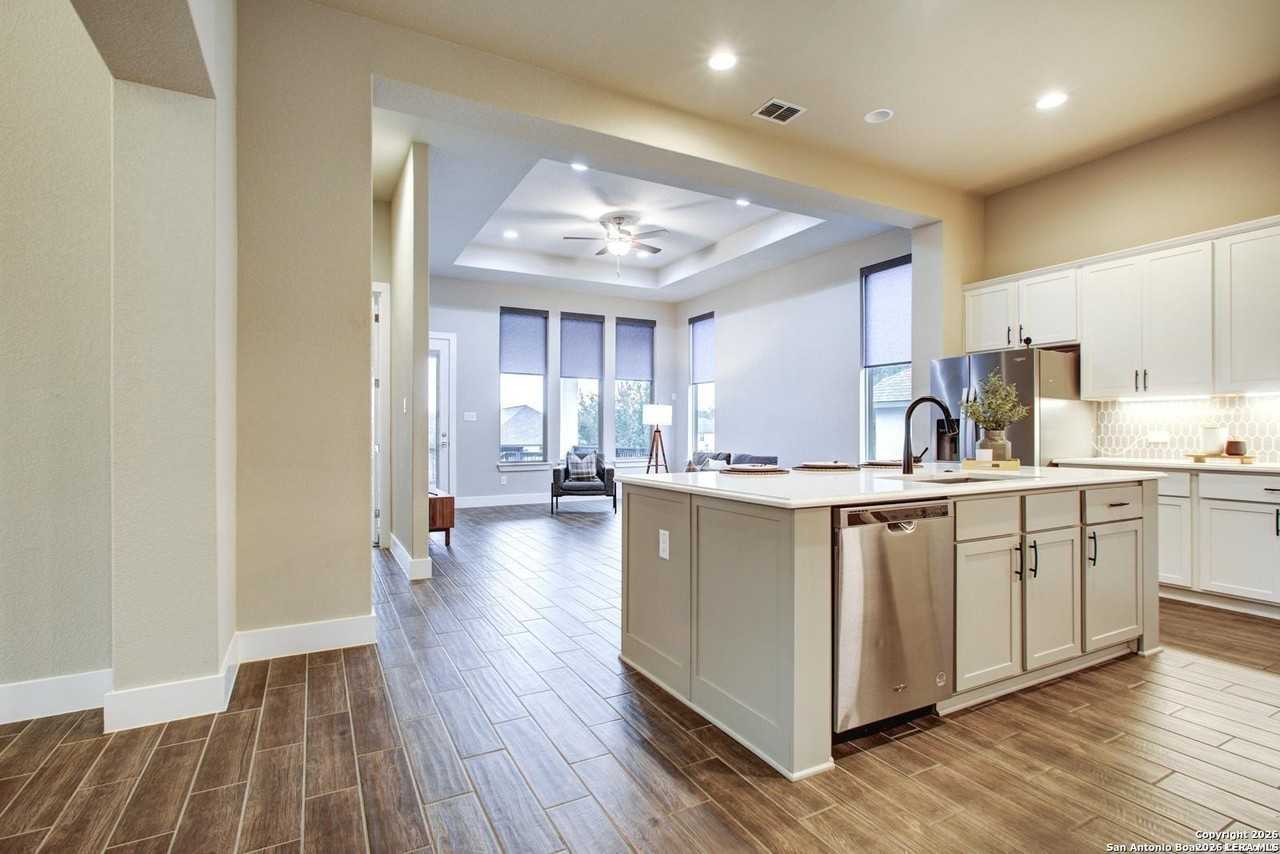 1038 Cadogan Squire - Photo 7 of 36