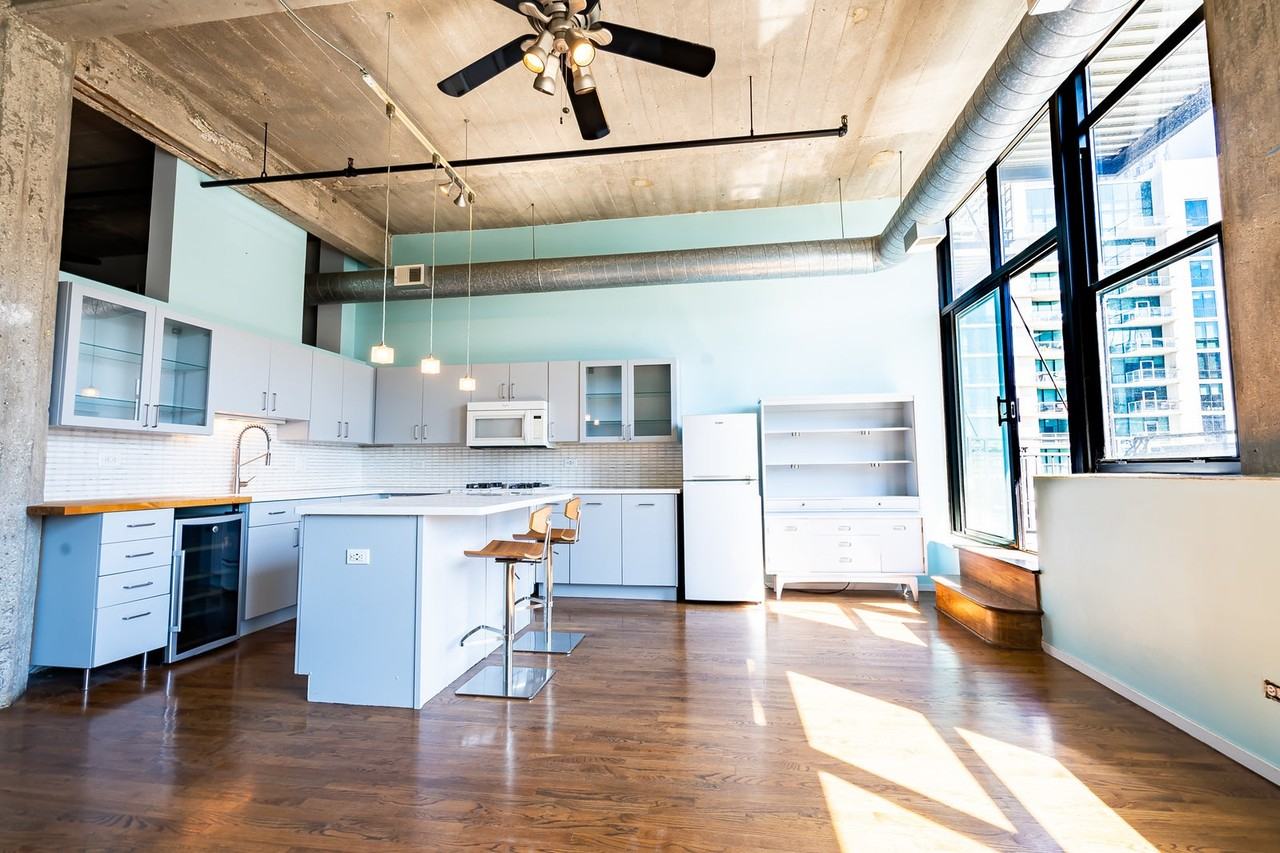843 W Adams St ##406 - Photo 5 of 14