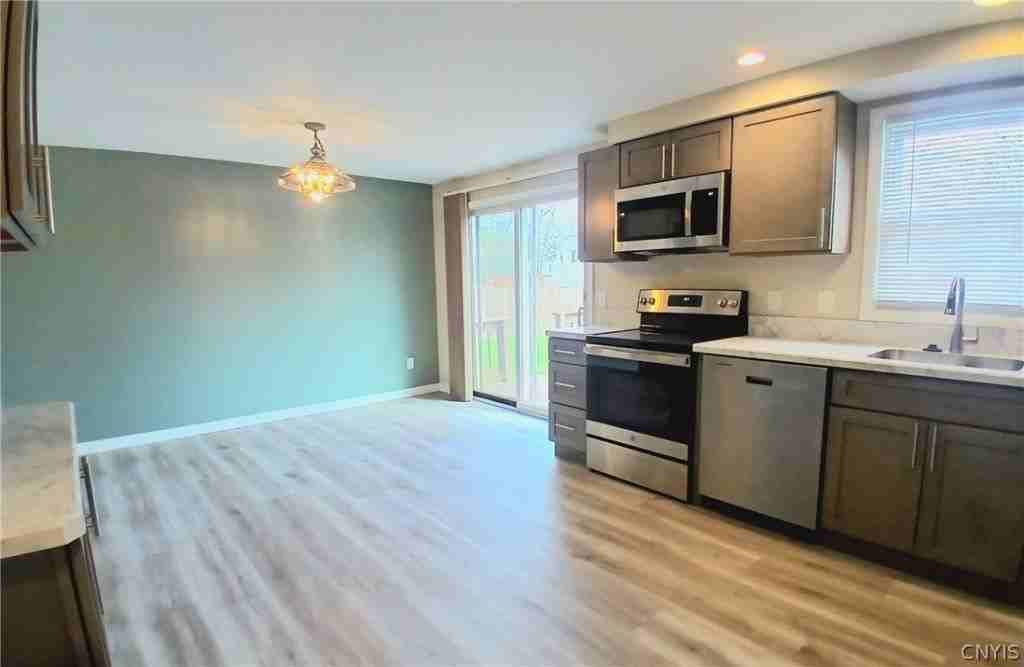 8244 Mantova Dr - Photo 5 of 20