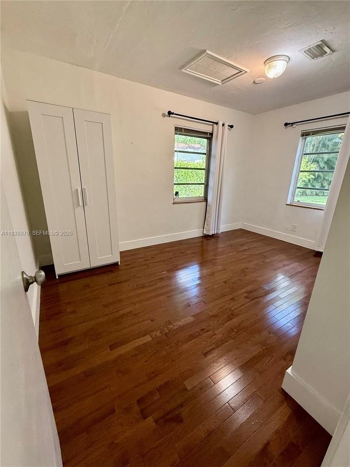 1102 Northeast 116th Street - Photo 6 of 36