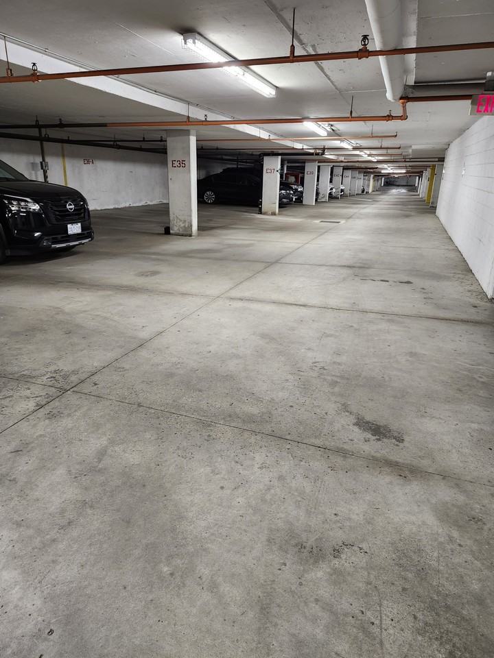 598 A Wellington Street West #598 A - Photo 2 of 18