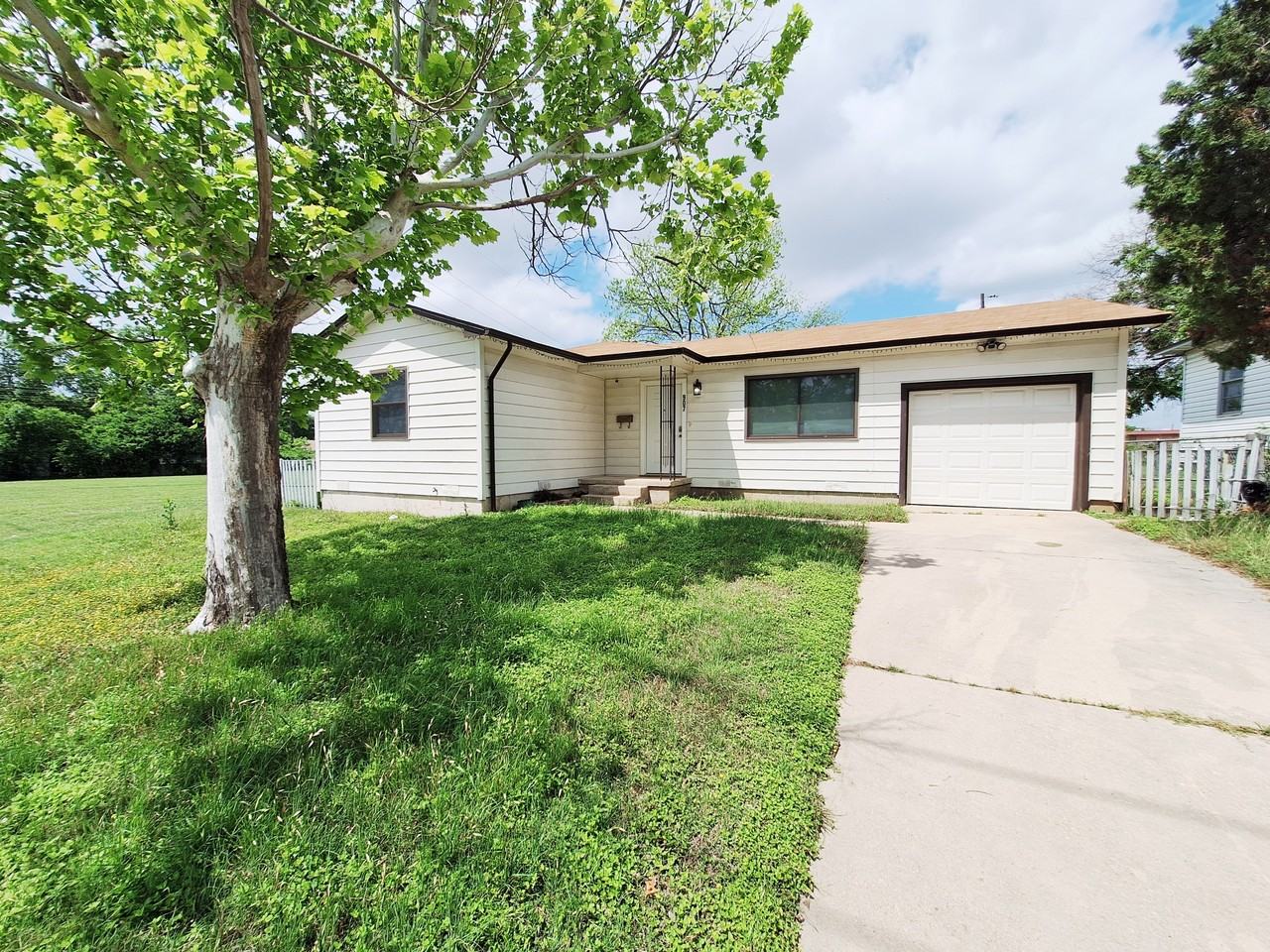 907 Jefferis Ave #1 - Photo 2 of 15