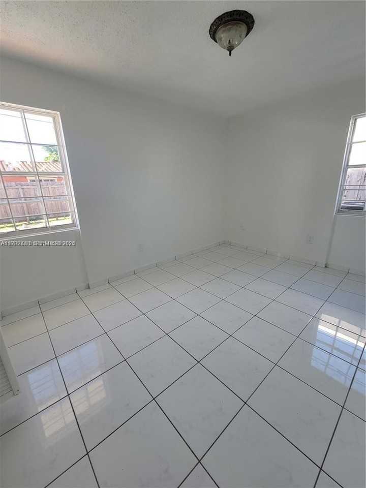 12305 Southwest 42nd Street - Photo 4 of 38