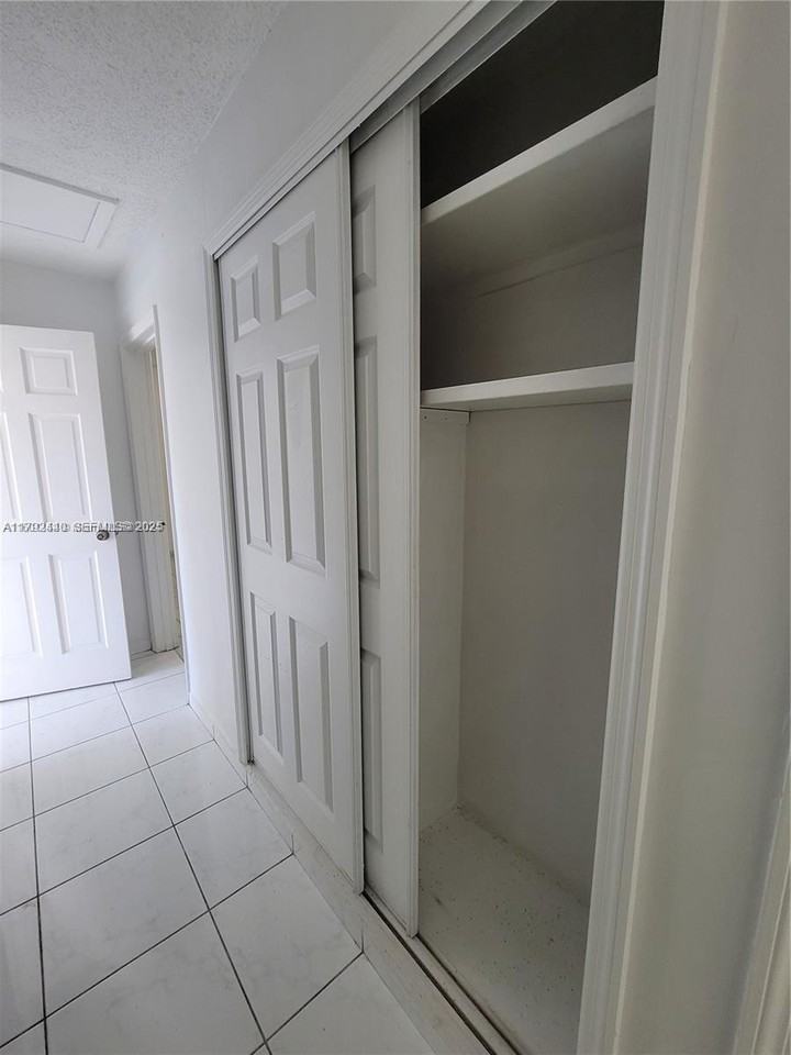 12305 Southwest 42nd Street - Photo 7 of 38