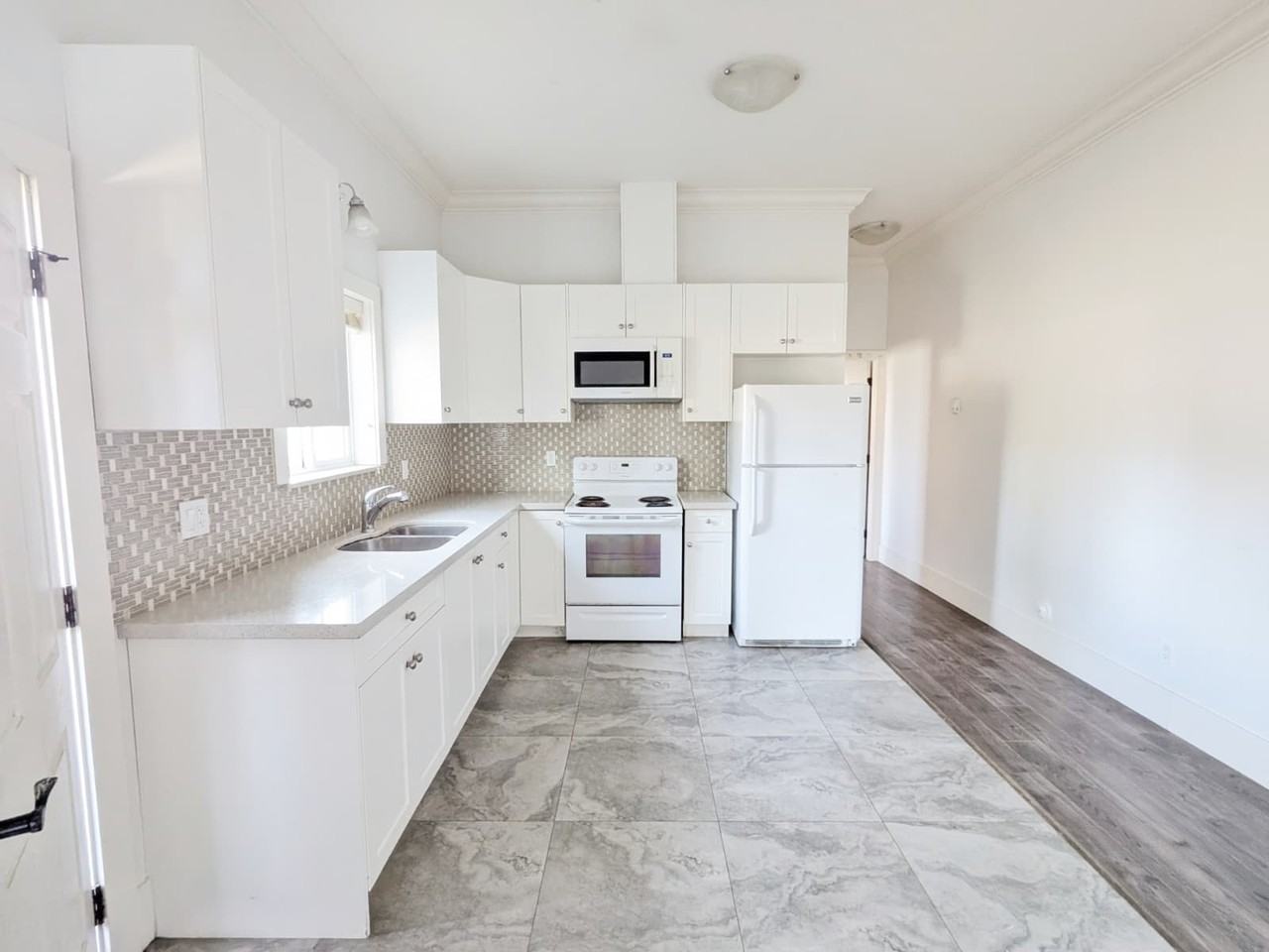 13950 Brentwood Crescent - Photo 3 of 11