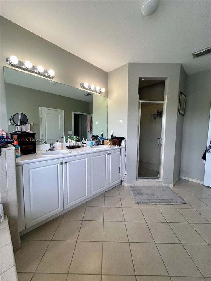 215 Southeast 32nd Avenue - Photo 2 of 23