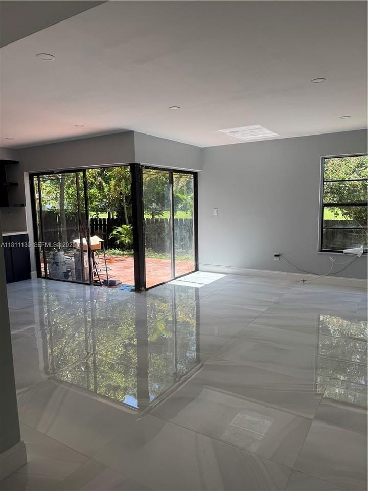 10042 Northwest 4th Street #10042 - Photo 4 of 17