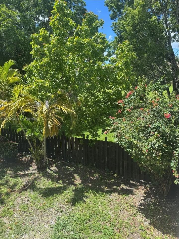 10042 Northwest 4th Street #10042 - Photo 5 of 17