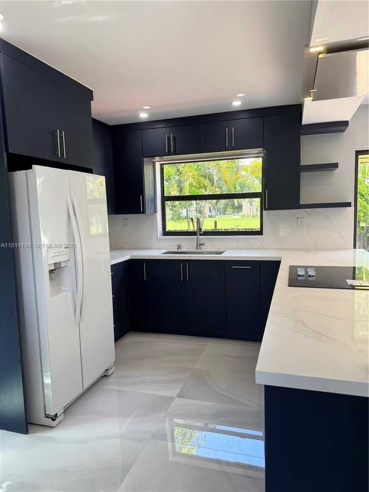 10042 Northwest 4th Street #10042 - Photo 7 of 17