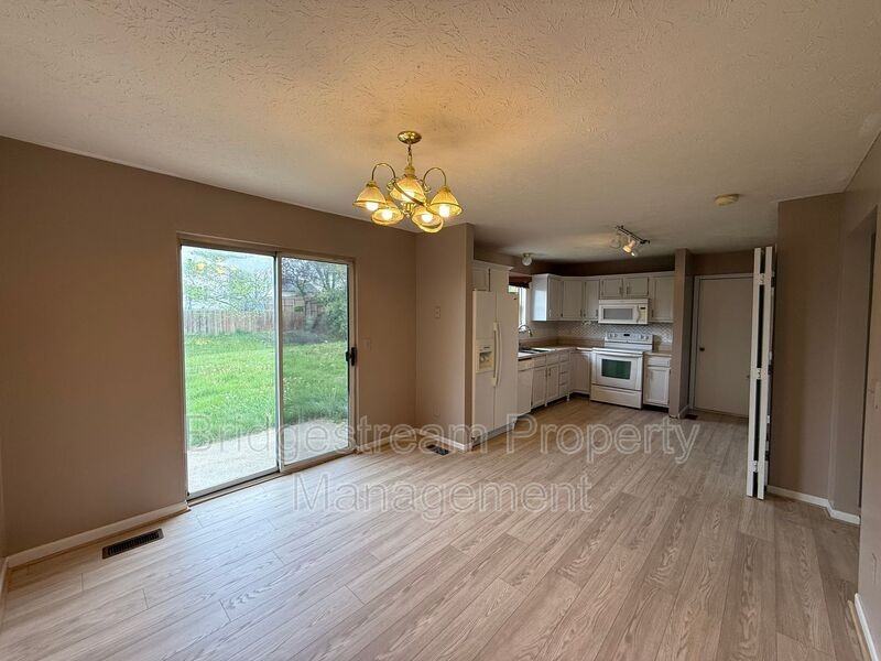 381 Sherman Dr - Photo 2 of 15