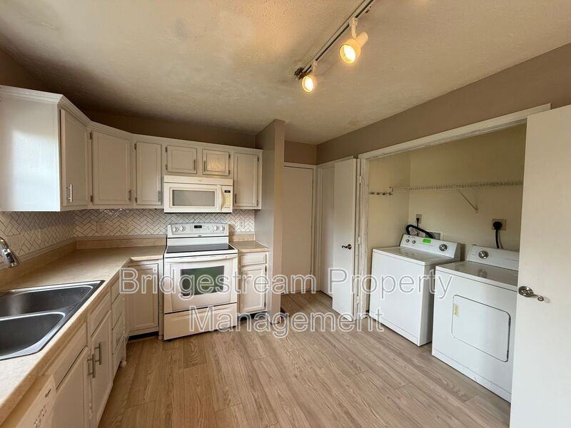 381 Sherman Dr - Photo 3 of 15