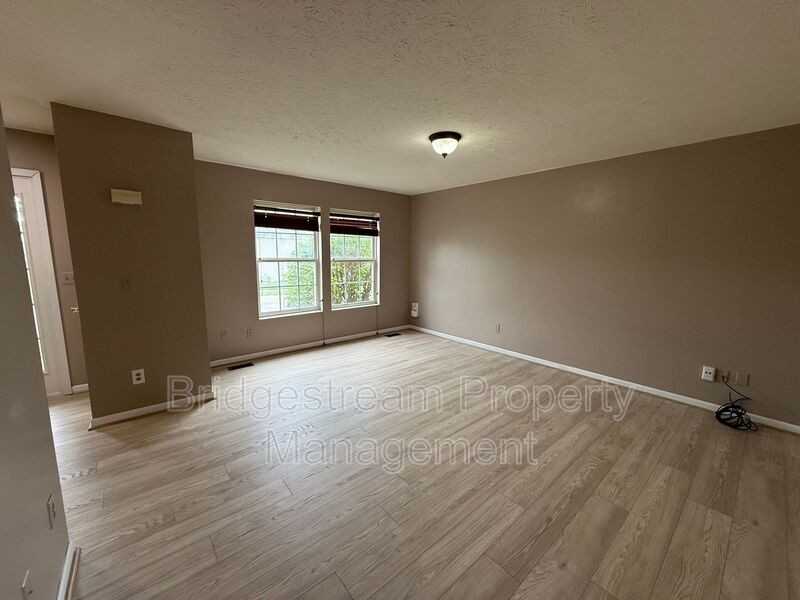 381 Sherman Dr - Photo 4 of 15