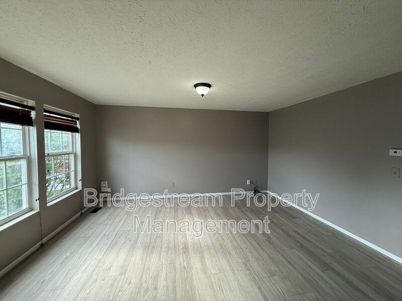 381 Sherman Dr - Photo 5 of 15