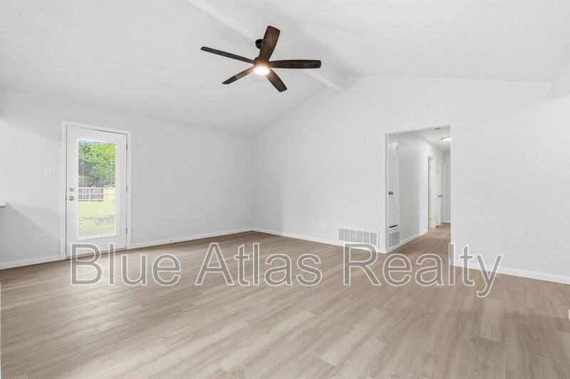 1547 Oakbrook St - Photo 4 of 20