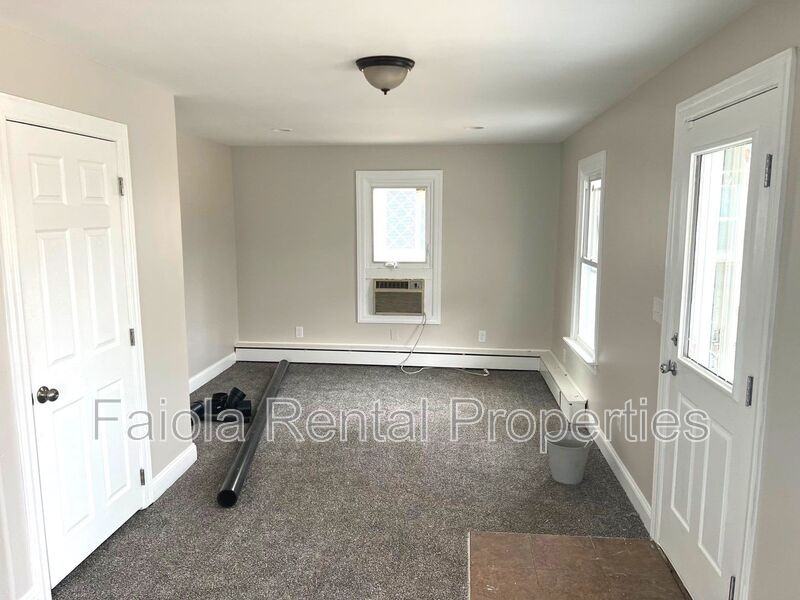 319 Maurice St - Photo 3 of 31