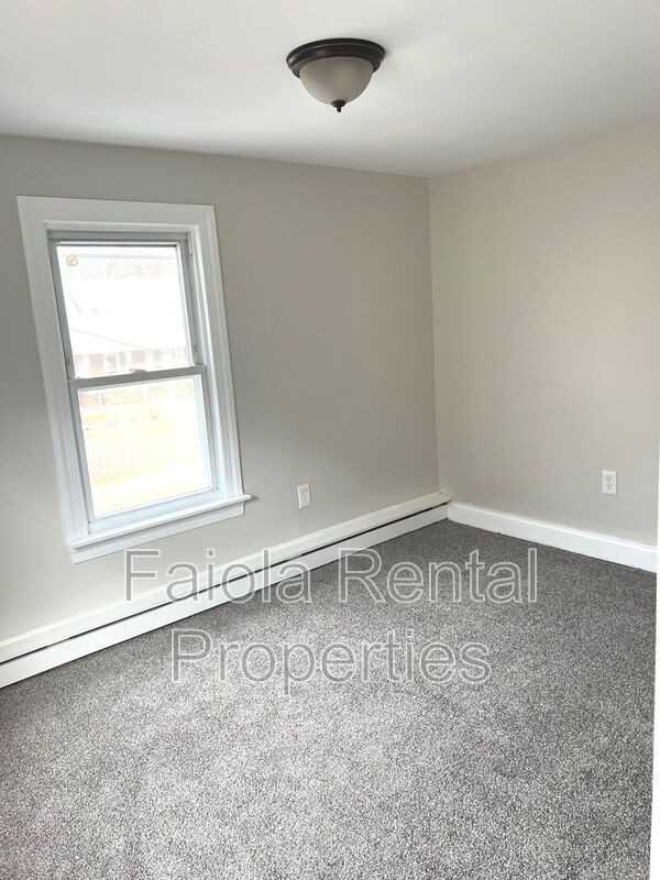 319 Maurice St - Photo 4 of 31