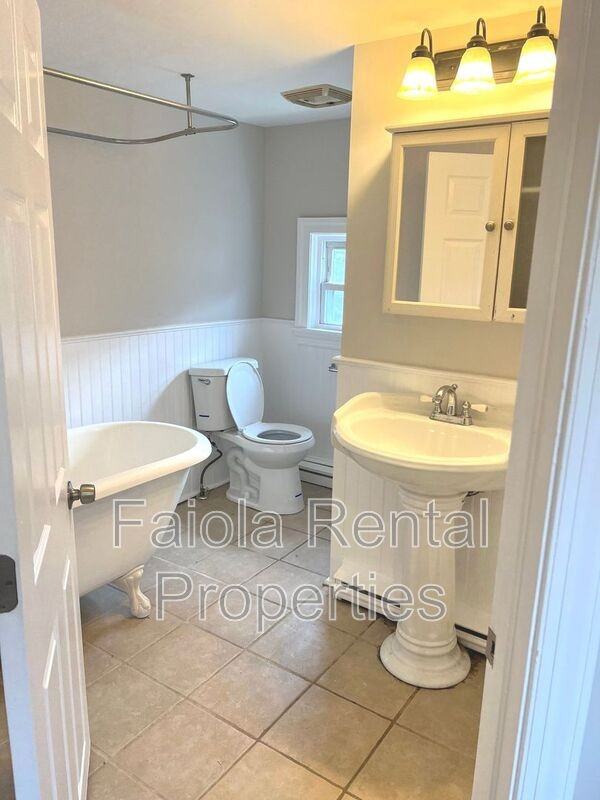 319 Maurice St - Photo 7 of 31