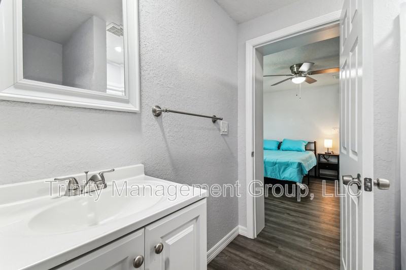 10033 Brunswick Ln - Photo 5 of 20