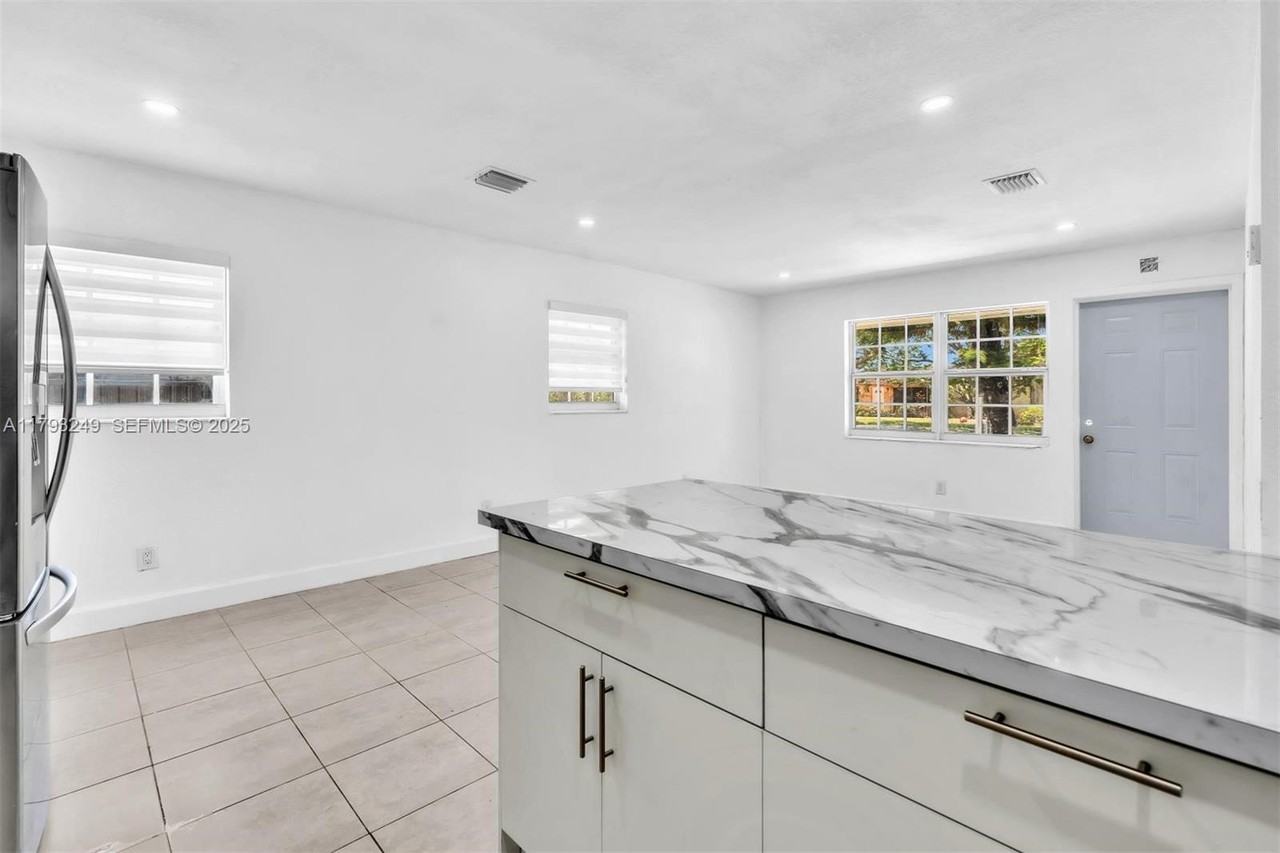 11790 Southwest 34th Street - Photo 3 of 56