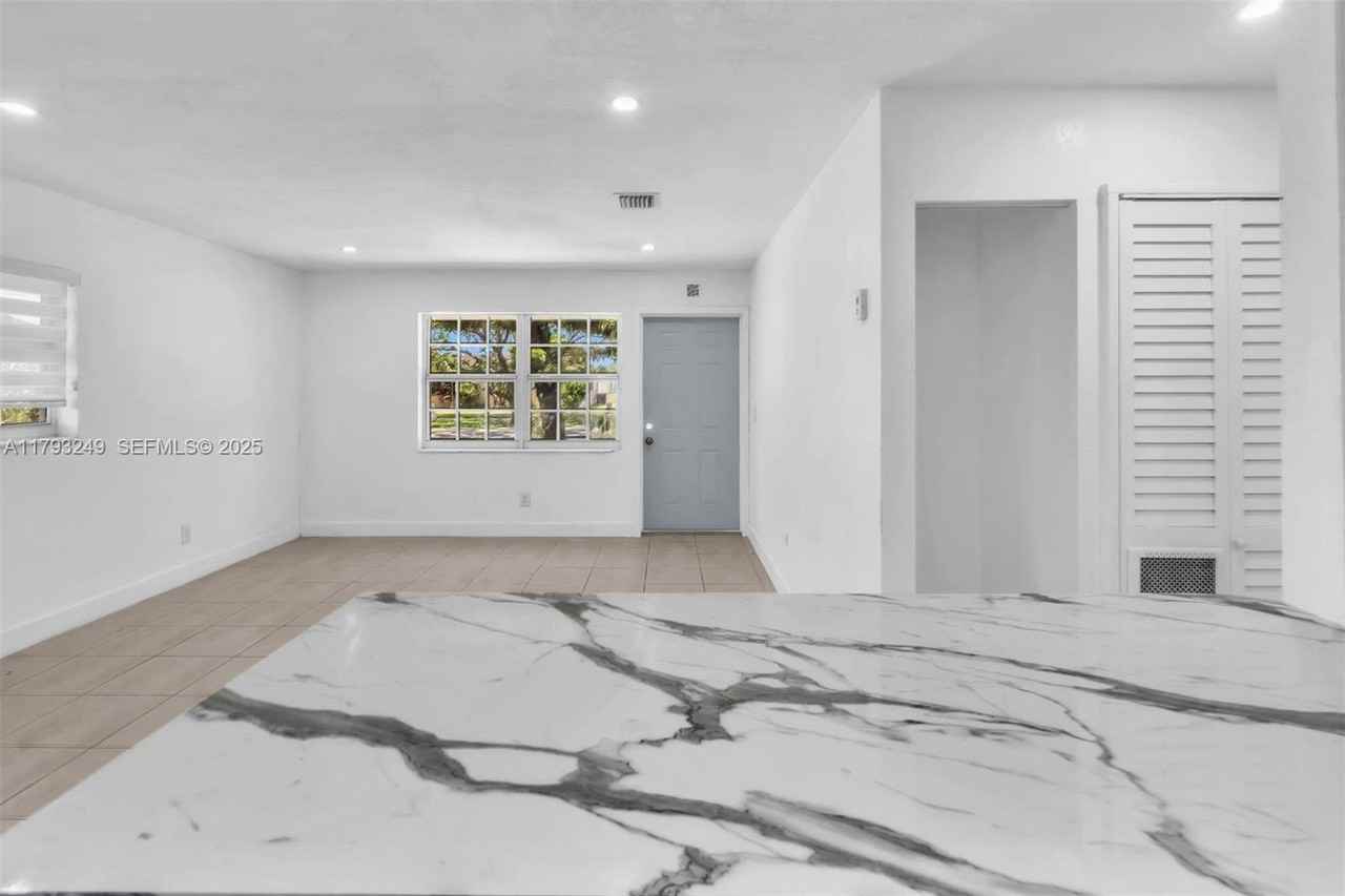 11790 Southwest 34th Street - Photo 4 of 56