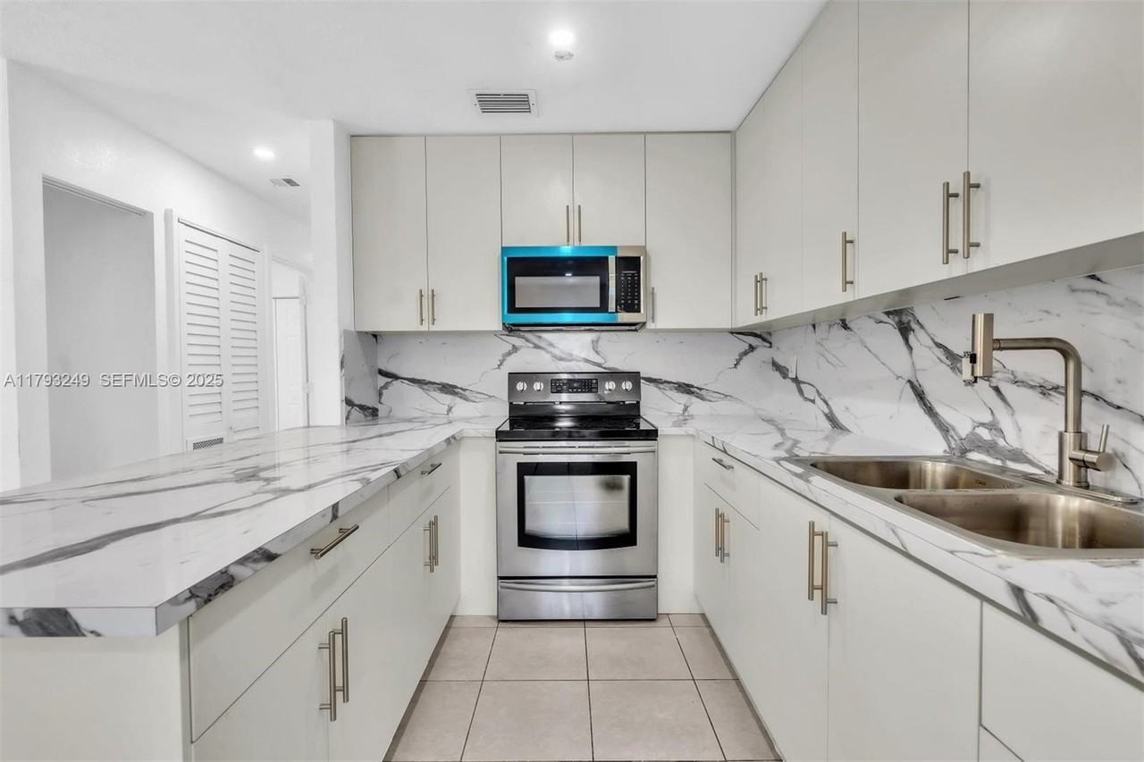 11790 Southwest 34th Street - Photo 7 of 56