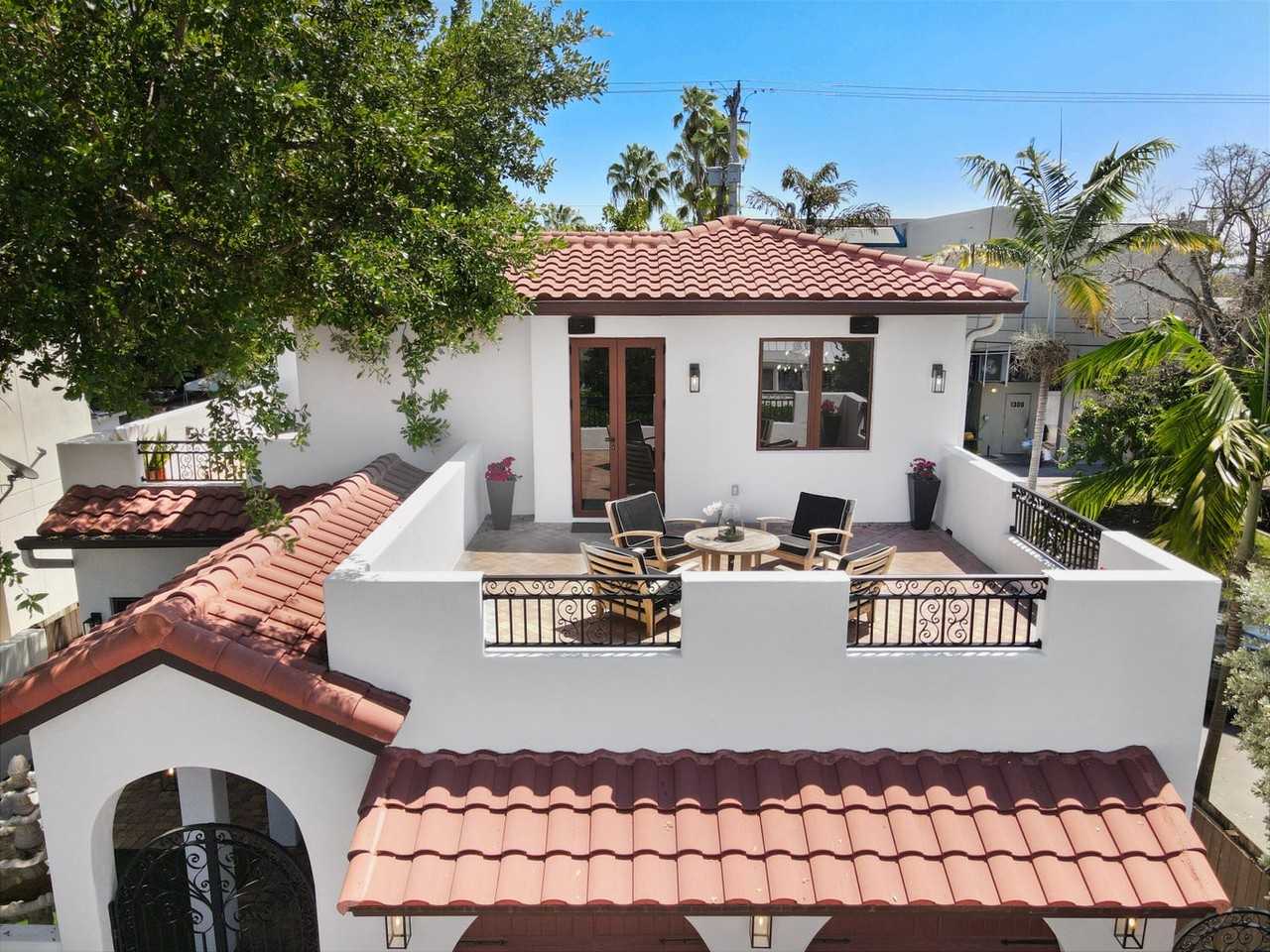 1312 Se 2nd Ct - Photo 2 of 36