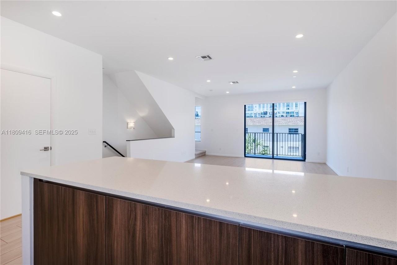 113 Northeast 6th Street #609 - Photo 3 of 64