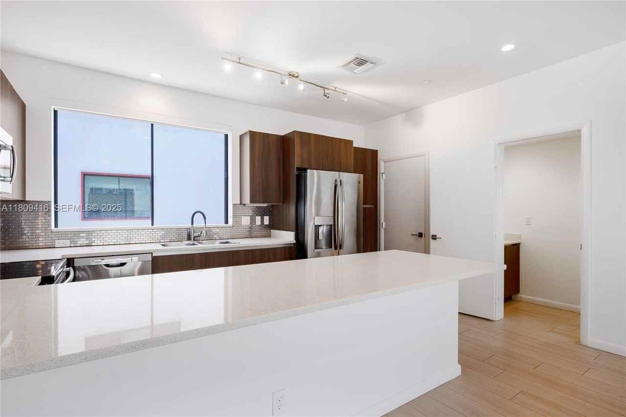 113 Northeast 6th Street #609 - Photo 5 of 64