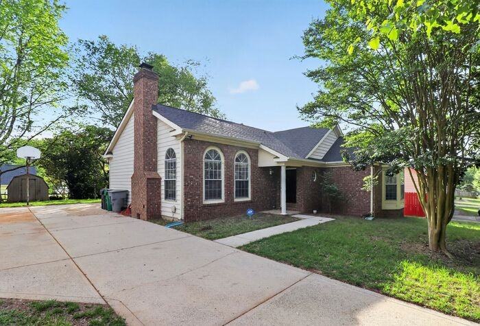 900 Gretna Green Dr - Photo 3 of 31