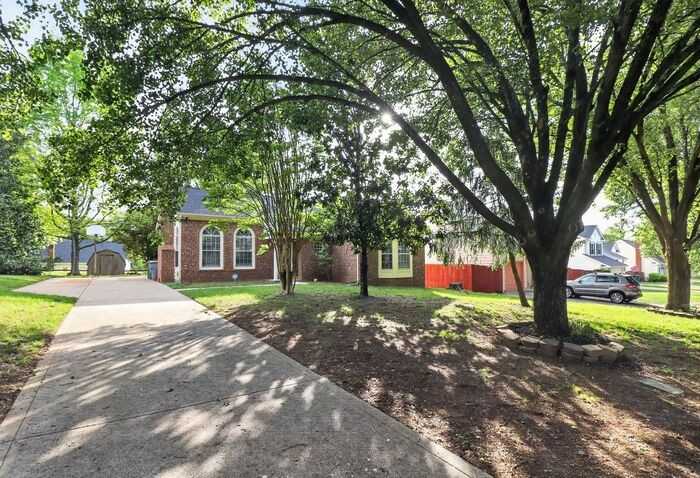 900 Gretna Green Dr - Photo 4 of 31