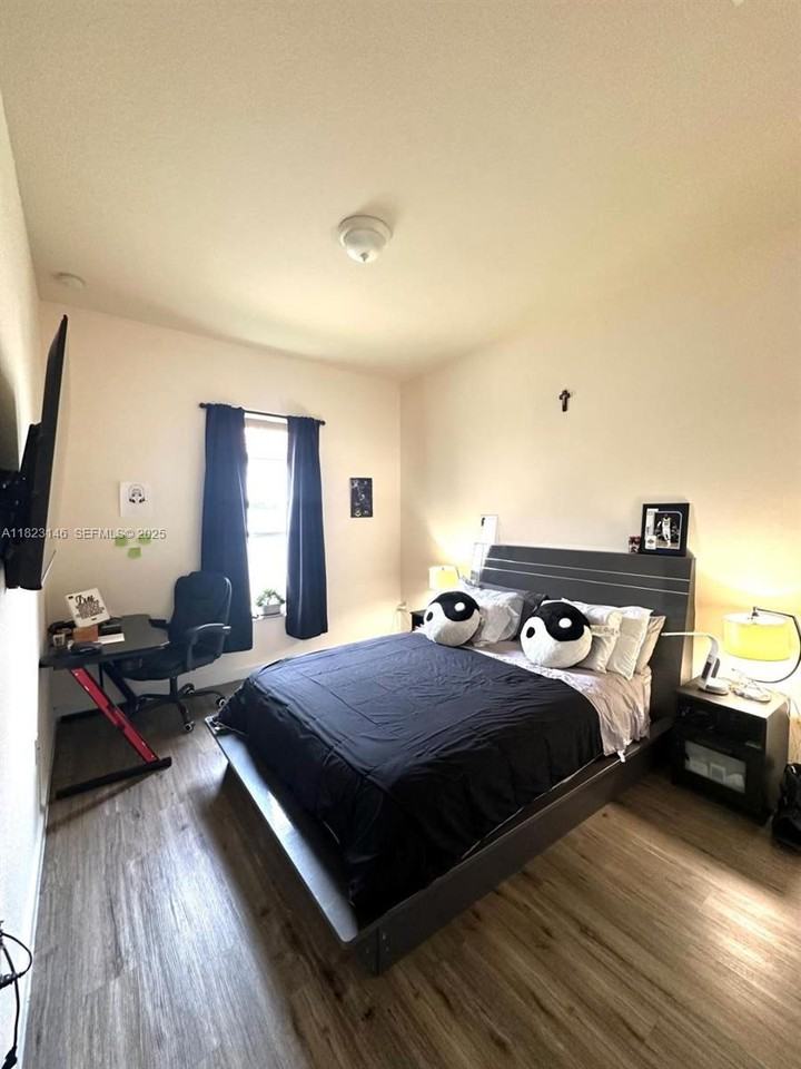 9050 Southwest 170th Court - Photo 5 of 22