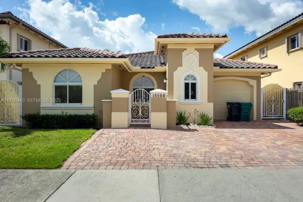 15566 Southwest 13th Terrace - Photo 4 of 27