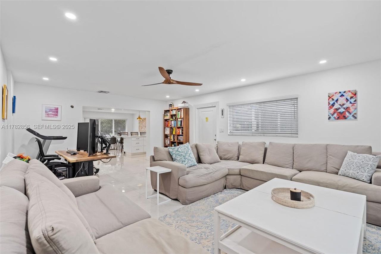 9221 Southwest 16th Street - Photo 4 of 44