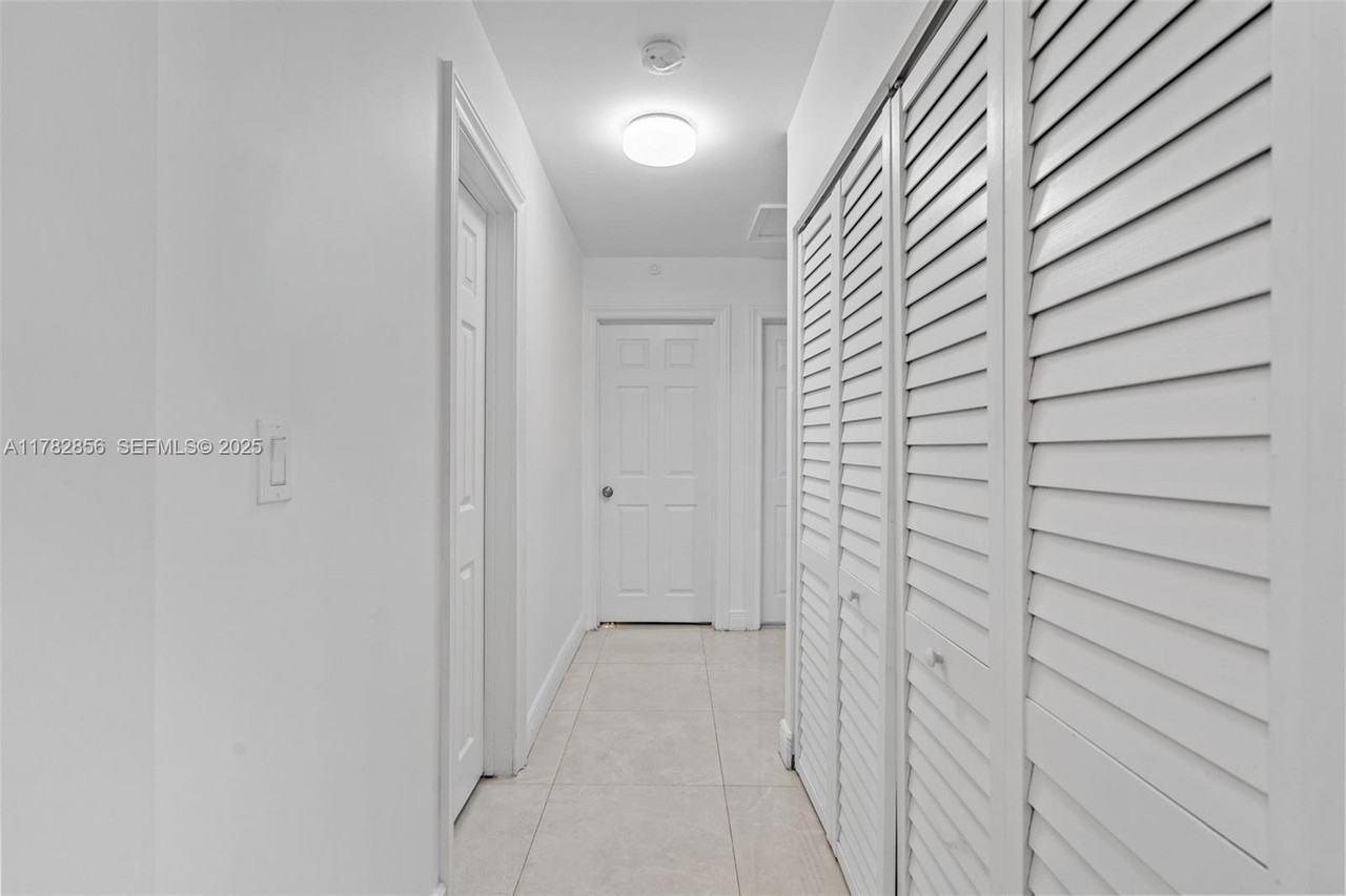 9221 Southwest 16th Street - Photo 6 of 44