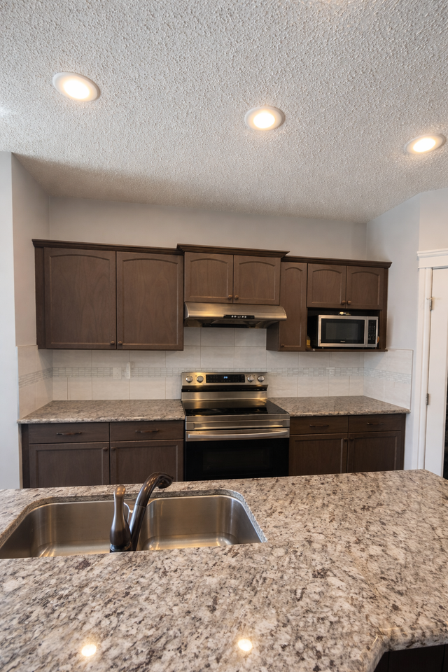 Modern 3 Bedroom Duplex | 2.5 Bath | Laurel Edmonton - Photo 3 of 15