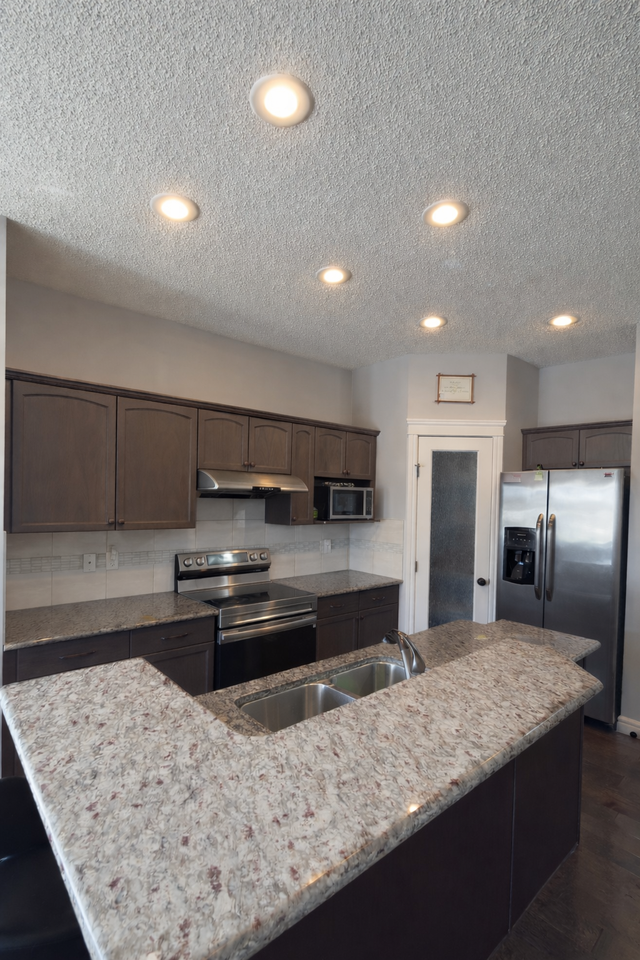 Modern 3 Bedroom Duplex | 2.5 Bath | Laurel Edmonton - Photo 4 of 15