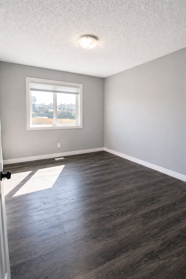 Modern 3 Bedroom Duplex | 2.5 Bath | Laurel Edmonton - Photo 7 of 15