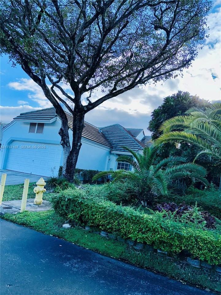 4732 Northwest 98 Place - Photo 7 of 14