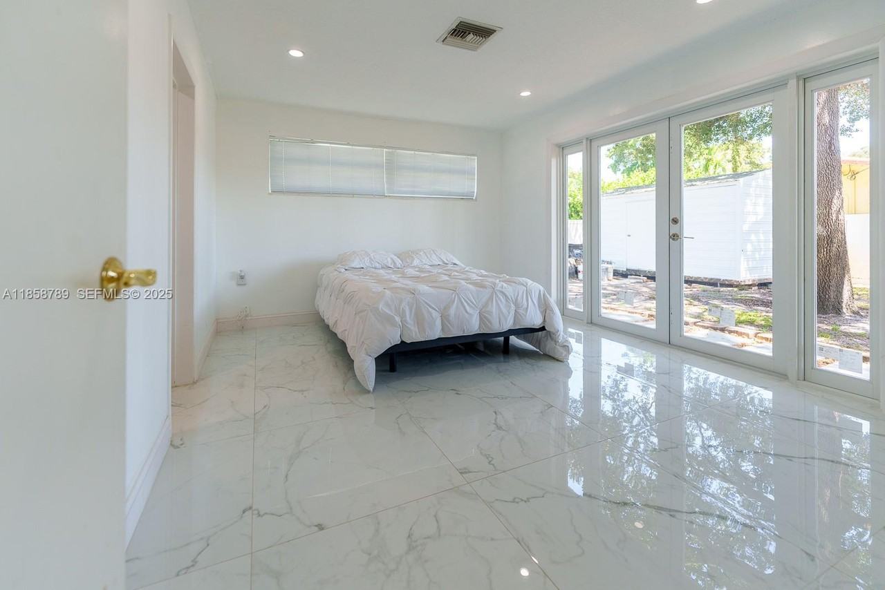 2011 North 43rd Avenue - Photo 3 of 30