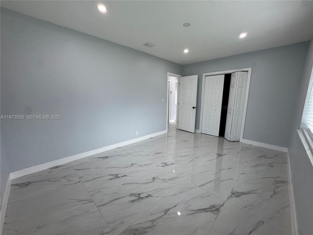 16440 Northeast 10th Avenue - Photo 2 of 16