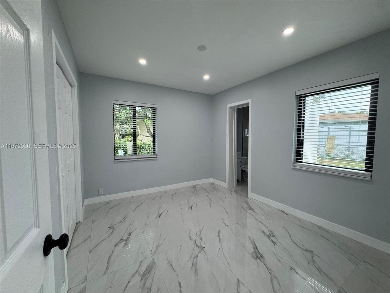 16440 Northeast 10th Avenue - Photo 5 of 16