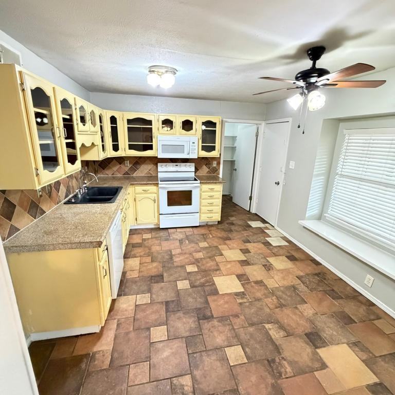 1721 Brazoria Dr - Photo 3 of 15