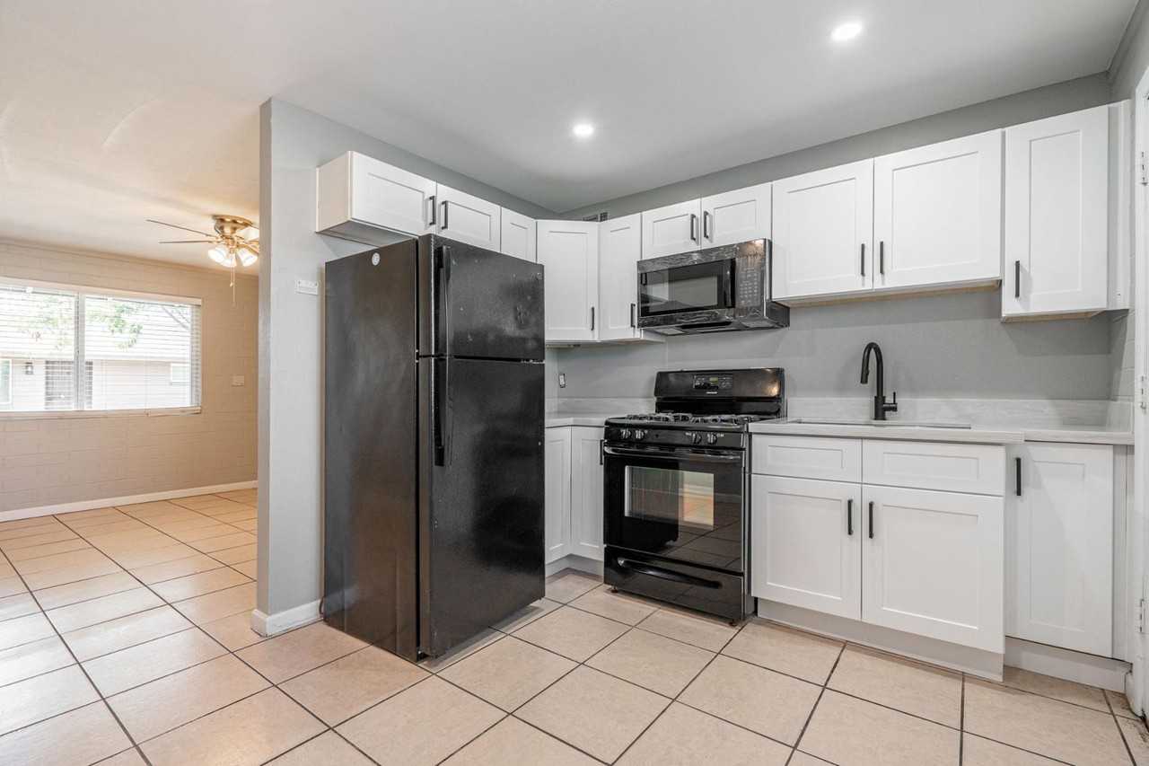 4423 N 23rd Ave #B - Photo 4 of 32