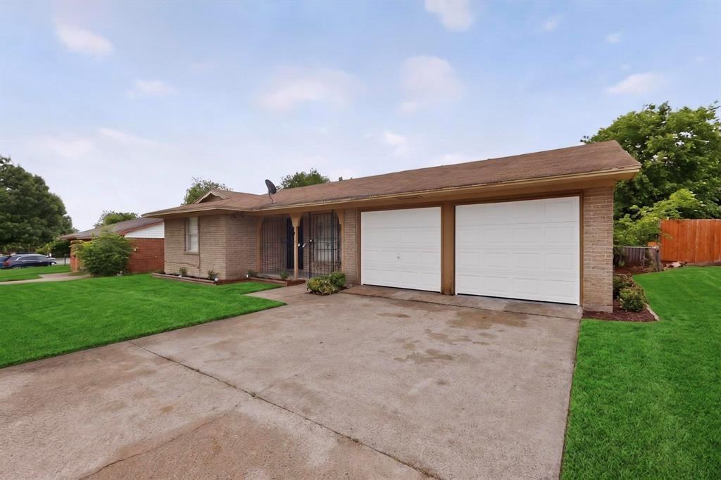 524 Longridge Dr - Photo 3 of 40